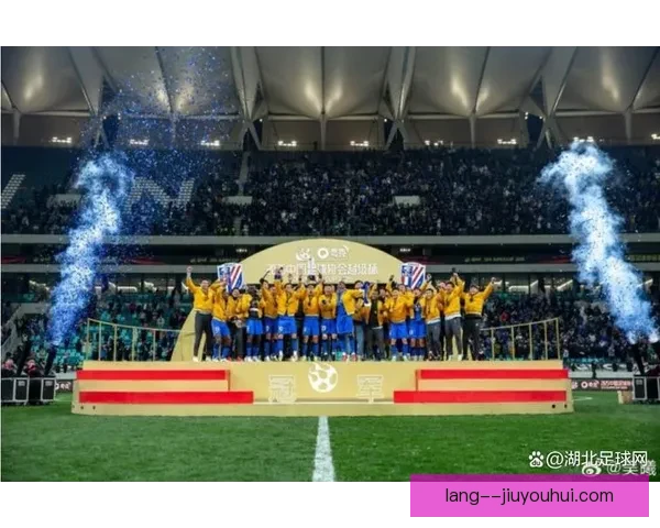 斯卢茨基领衔上海申花崭新面貌勇夺超级杯 联赛收官阶段意外失利遗憾屈居中超亚军